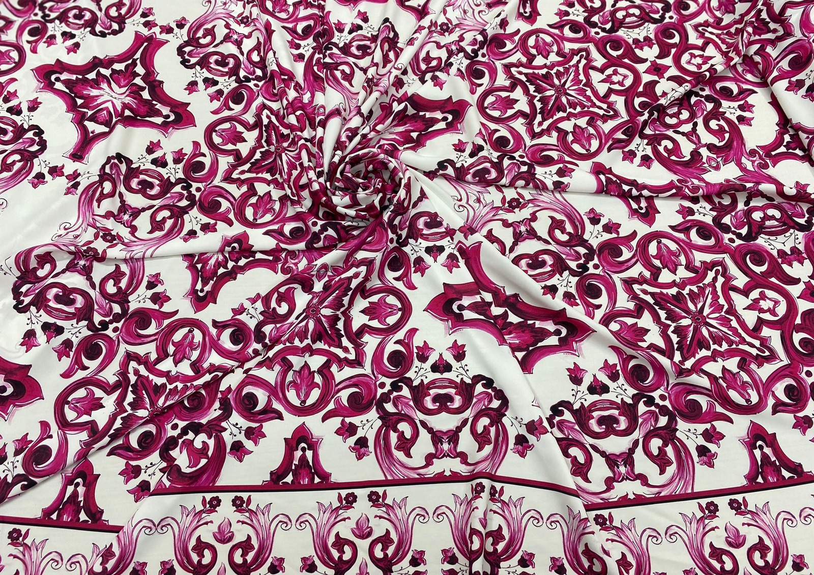 VF0002 Kumaşlarımızın tamamı standart genişlikte 150 cm'dir (60quot;). 5 kumaş türü arasından seçim yapabilirsiniz: Organze, Şifon, Vual, İpeksi Saten, Krep ve Keten. Ayrıca destek ekibimizle iletişime geçerek kumaşınızı özelleştirebilirsiniz.