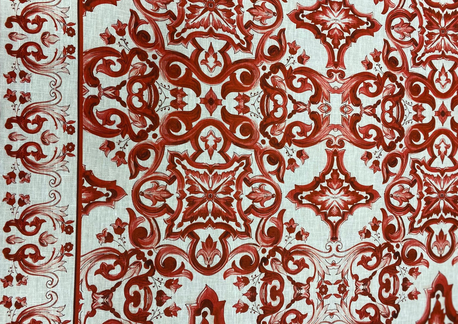 VF0002 Kumaşlarımızın tamamı standart genişlikte 150 cm'dir (60quot;). 5 kumaş türü arasından seçim yapabilirsiniz: Organze, Şifon, Vual, İpeksi Saten, Krep ve Keten. Ayrıca destek ekibimizle iletişime geçerek kumaşınızı özelleştirebilirsiniz.